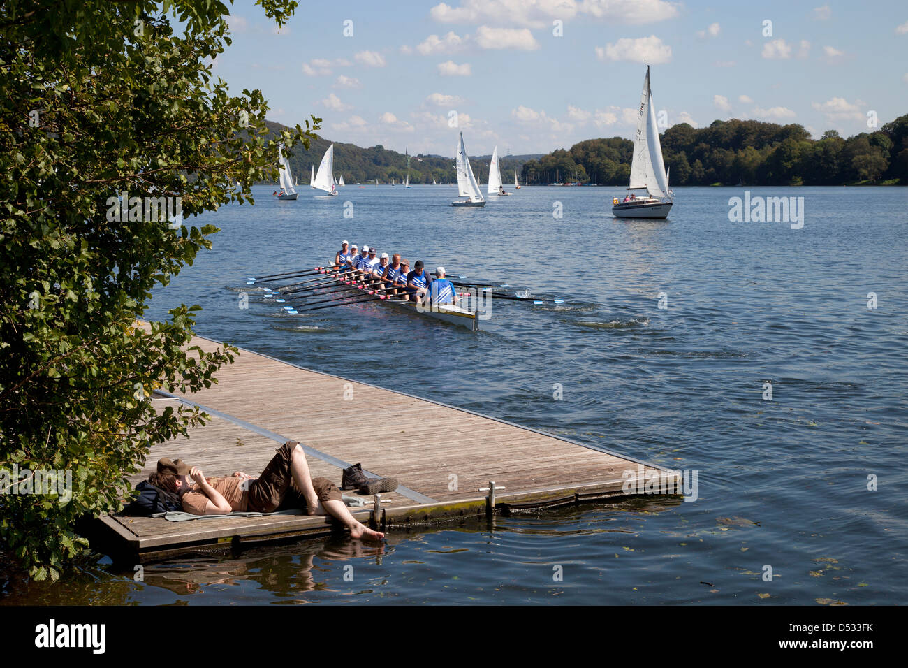 Essen, Allemagne, voiliers sur le Baldeneysee et personnes au pont d'embarcation Banque D'Images