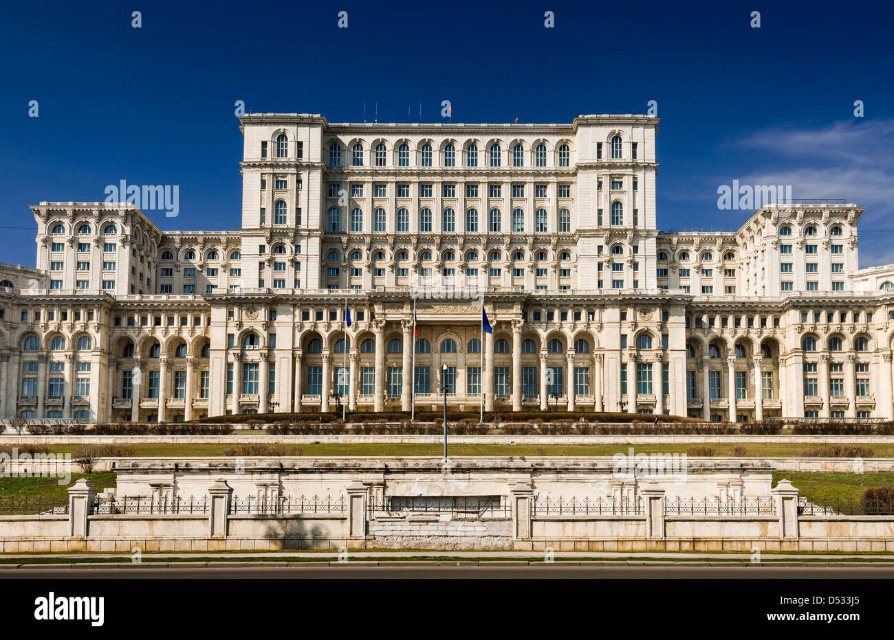 Le Palais du Parlement, le deuxième plus grand bâtiment au monde, construit par le dictateur Ceausescu à Bucarest, Roumanie Banque D'Images