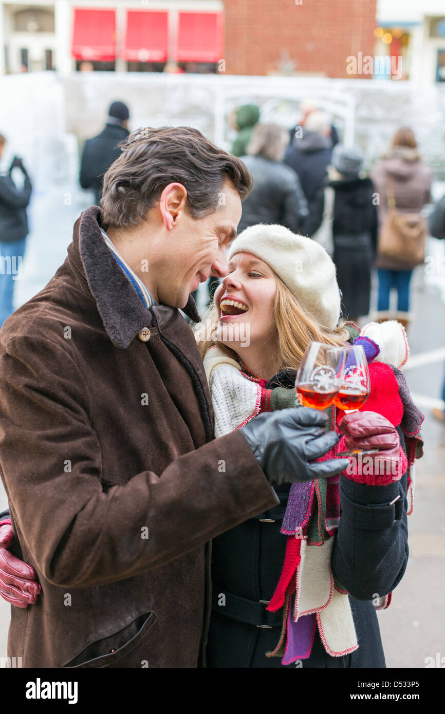 Canada, Ontario, Niagara-on-the-Lake,Ice Wine Festival, couple buvant un verre de vin de glace Banque D'Images