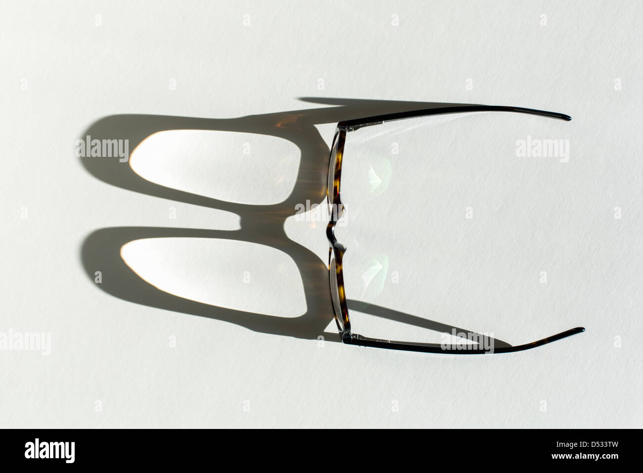 Les lunettes casting shadow Banque D'Images