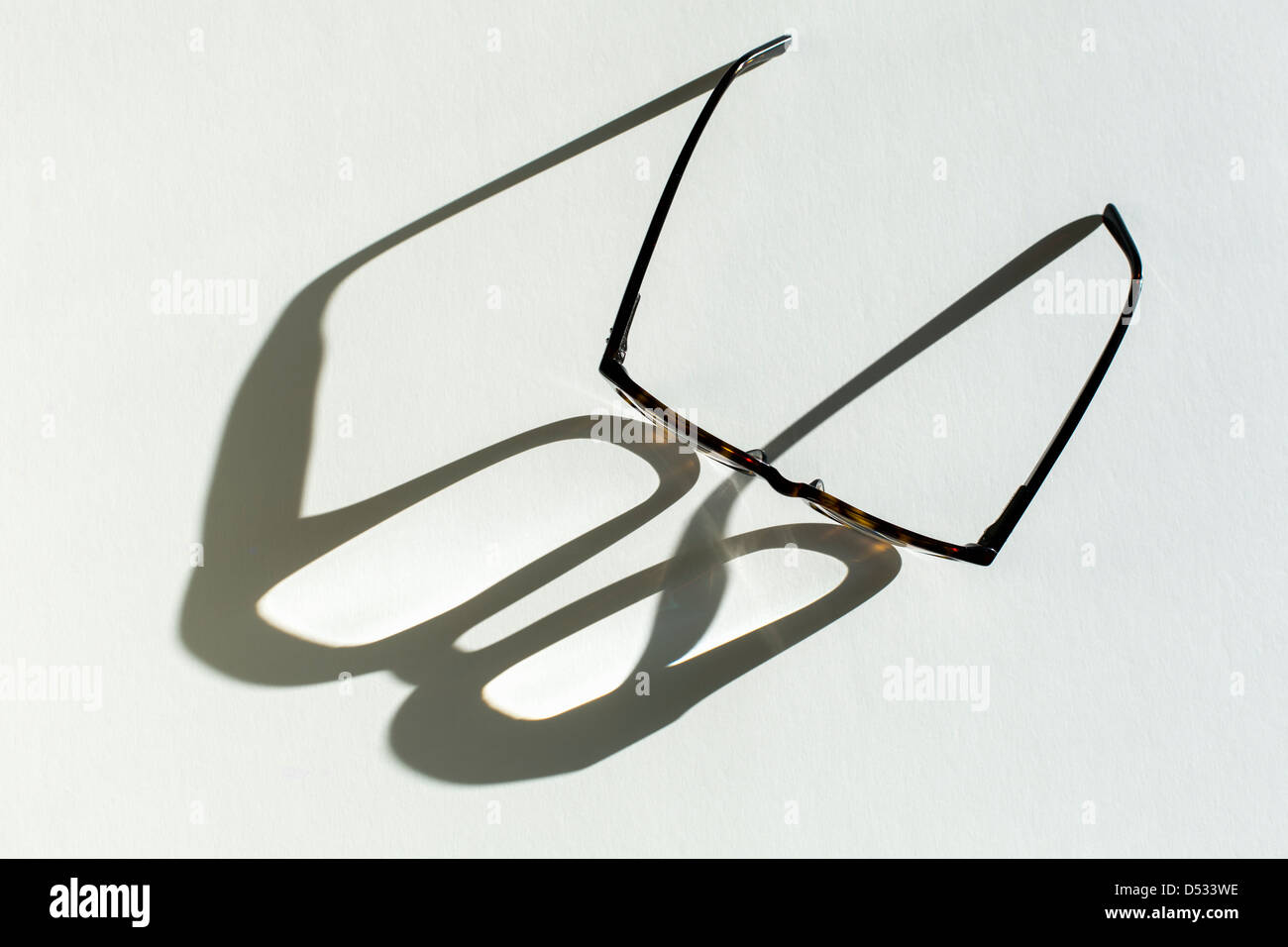 Les lunettes casting shadow Banque D'Images