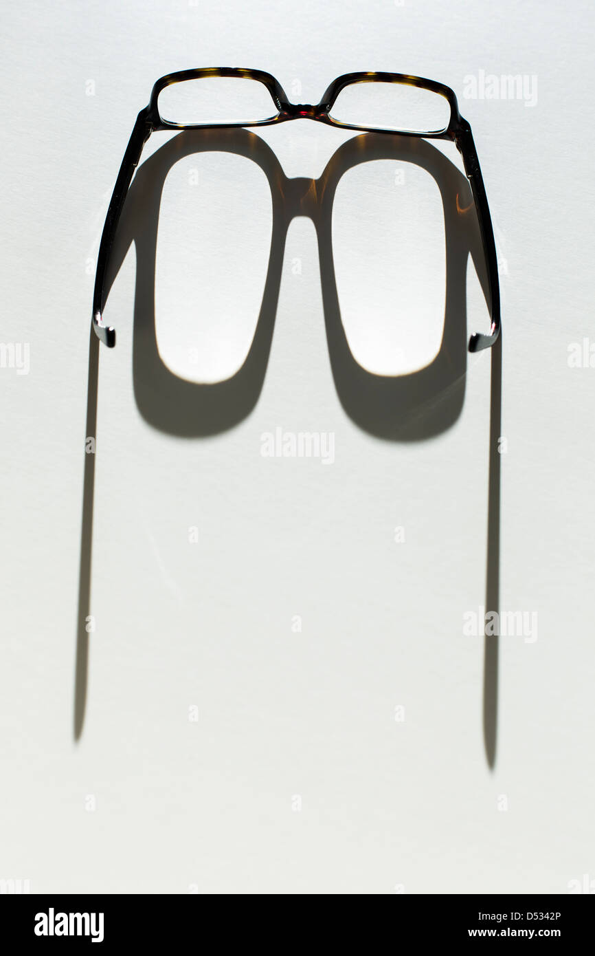 Lunettes casting shadow Banque D'Images