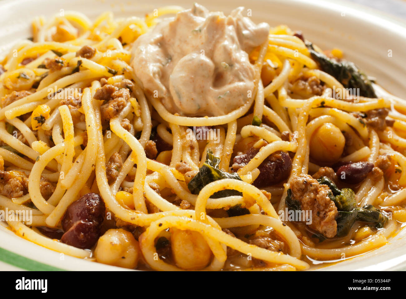 Spaghettis aux Afghans la viande, les haricots et le yogourt : Aush Banque D'Images