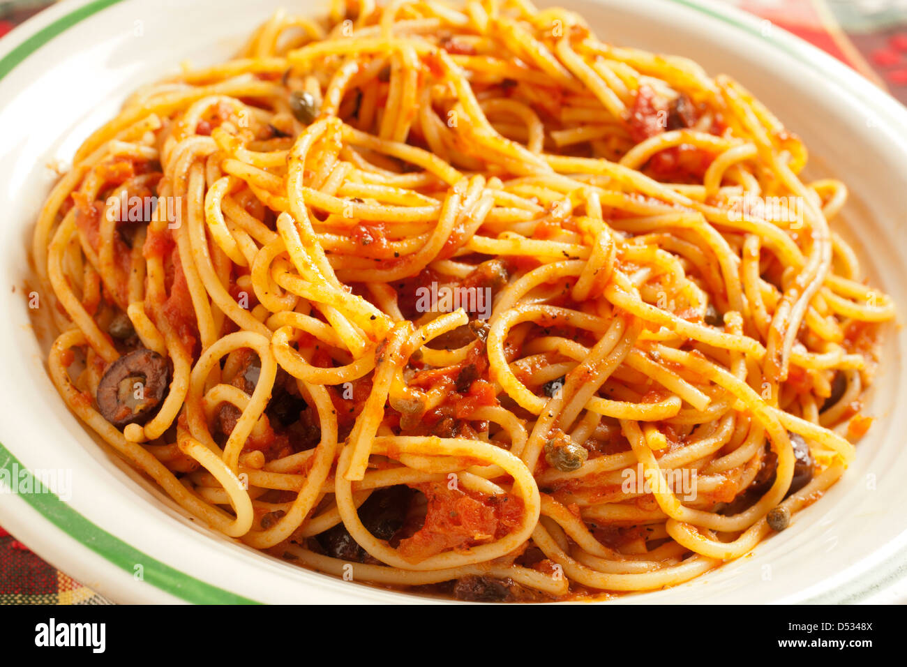 Spaghetti alla Puttanesca, le classique romain Banque D'Images