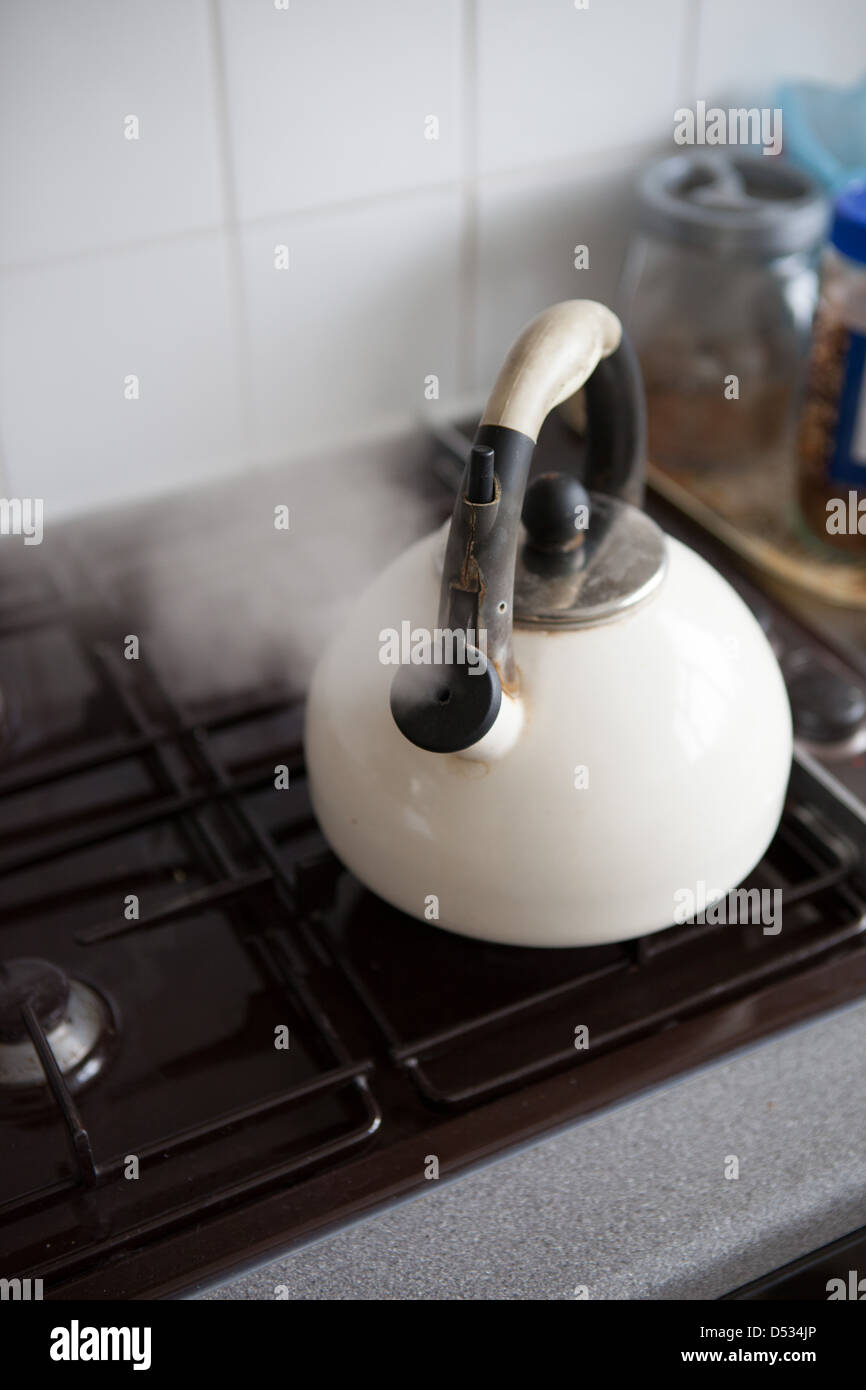 Une bouilloire d'eau bouillante Photo Stock - Alamy