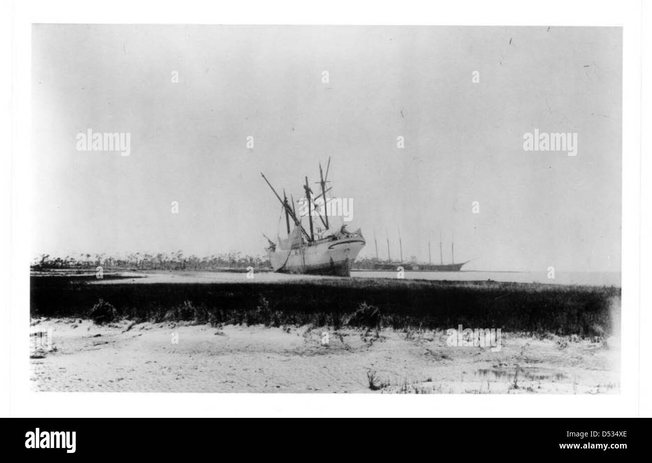 L'écorce norvégienne 'Hindos' a été soufflée à terre lors d'un ouragan en 1899 sur l'île George, en Floride. Cette image, capturée par Joseph W. King, documente les conséquences de la tempête. Banque D'Images