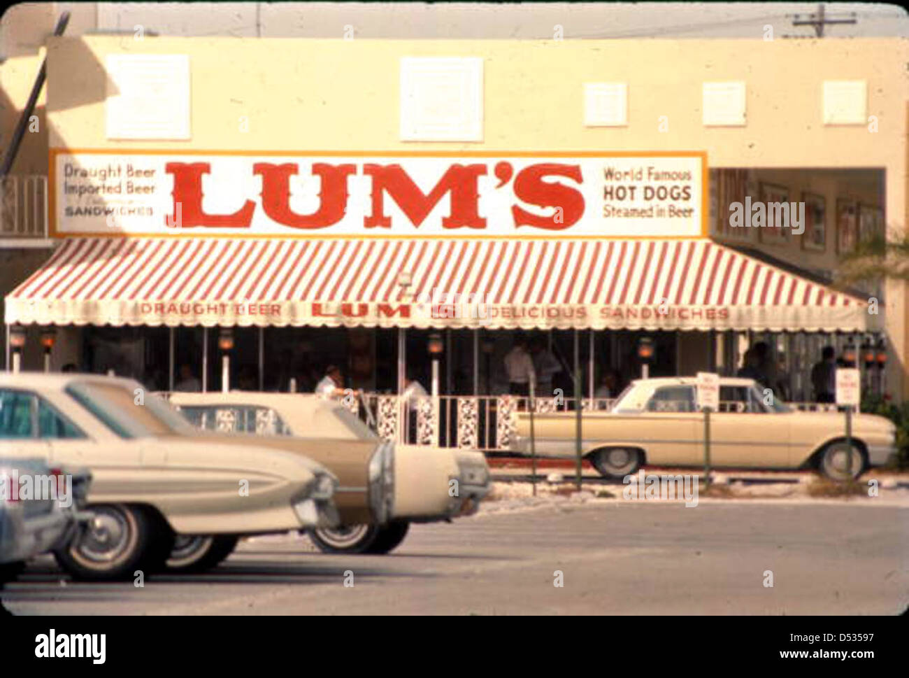 Le restaurant Lum's Hot Dog à Fort Lauderdale, en Floride, connu pour ses hot dogs de renommée mondiale cuits à la vapeur dans de la bière, est représenté avec sa cuisine américaine classique et son atmosphère des années 1960. Banque D'Images
