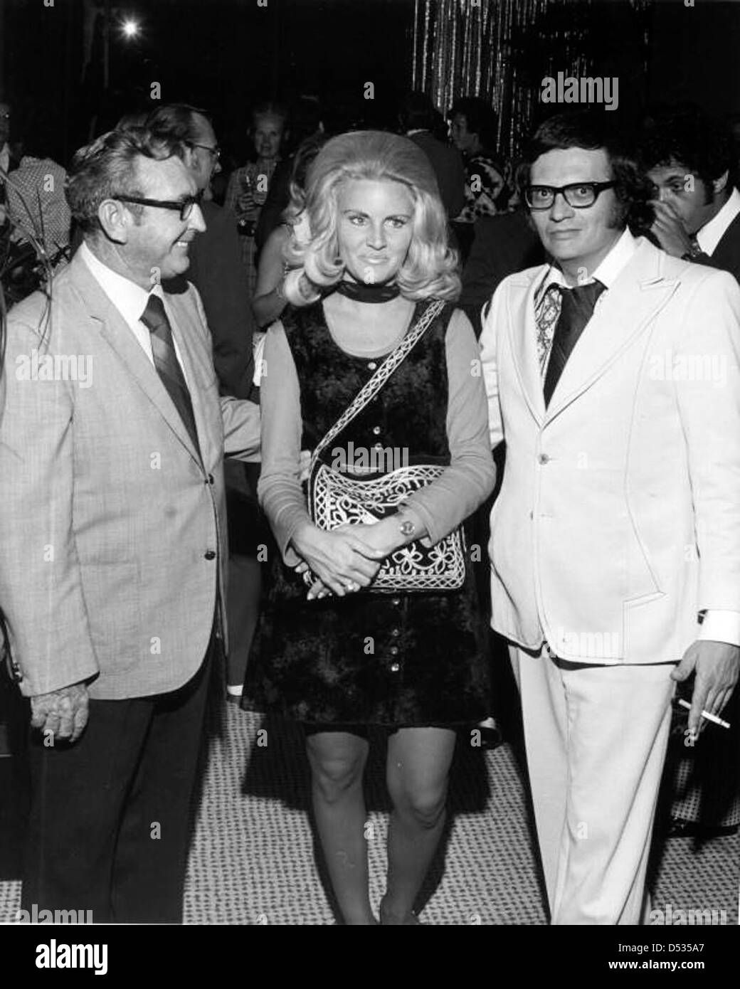 Un groupe de célébrités, dont Alene Akins, Eddie Bracken et Larry King, pose pour un portrait à Fort Lauderdale, en Floride. La photographie capture un moment de gloire dans l'industrie du divertissement. Banque D'Images