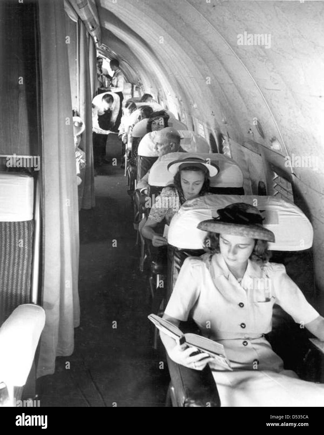 Les passagers d'un Boeing 307 de la Pan Am Banque D'Images