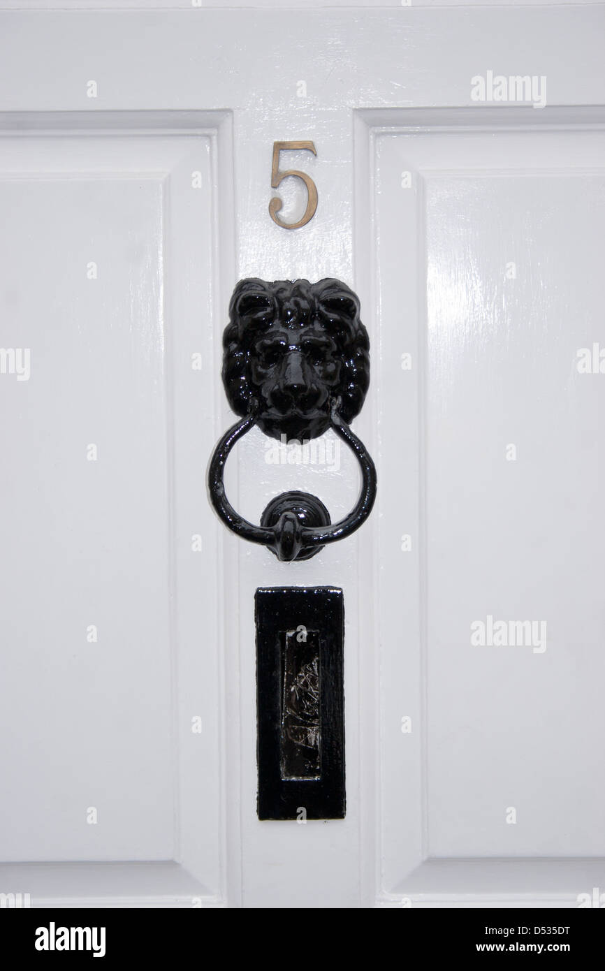 Porte avant - détail de la maison anglaise traditionnelle avec porte à lion  noire, boîte aux lettres noire et un numéro en laiton 5. Porte intérieure  classique Photo Stock - Alamy