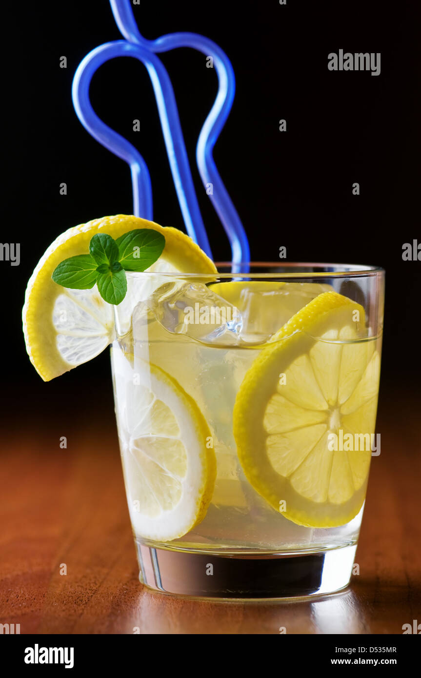 La limonade avec tube bleu closeup Banque D'Images