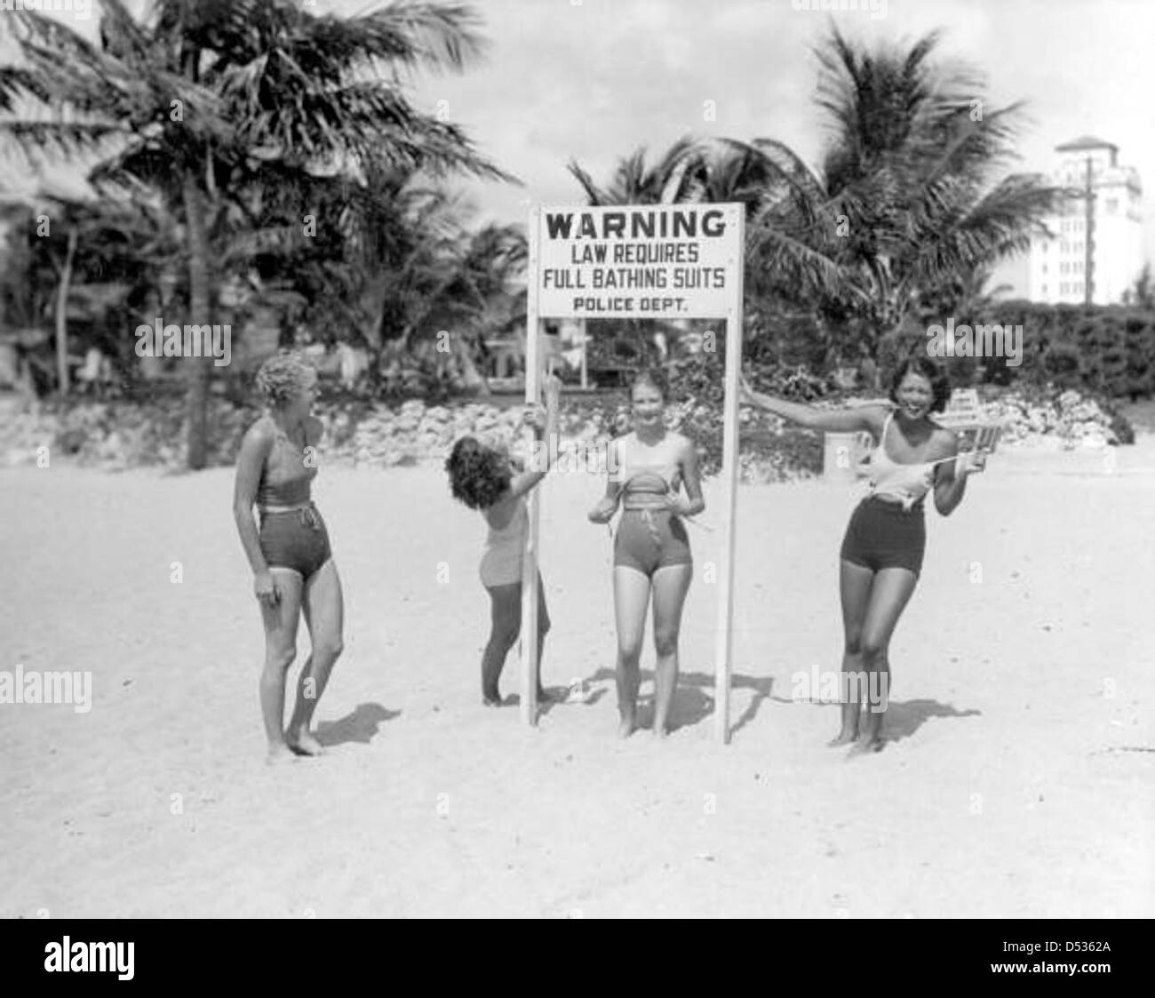 Les jeunes femmes faisant l'amusement de signer en exigeant toute la plage maillots : Miami, Floride Banque D'Images