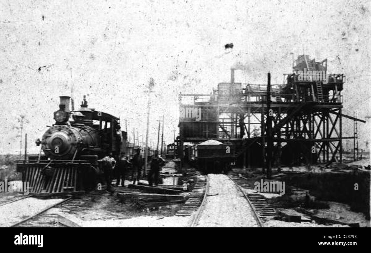 Le phosphate est chargé sur un wagon de chemin de fer à Bone Valley, en Floride, au milieu du XXe siècle. La scène met en lumière l’industrie minière de phosphate de Floride. Banque D'Images