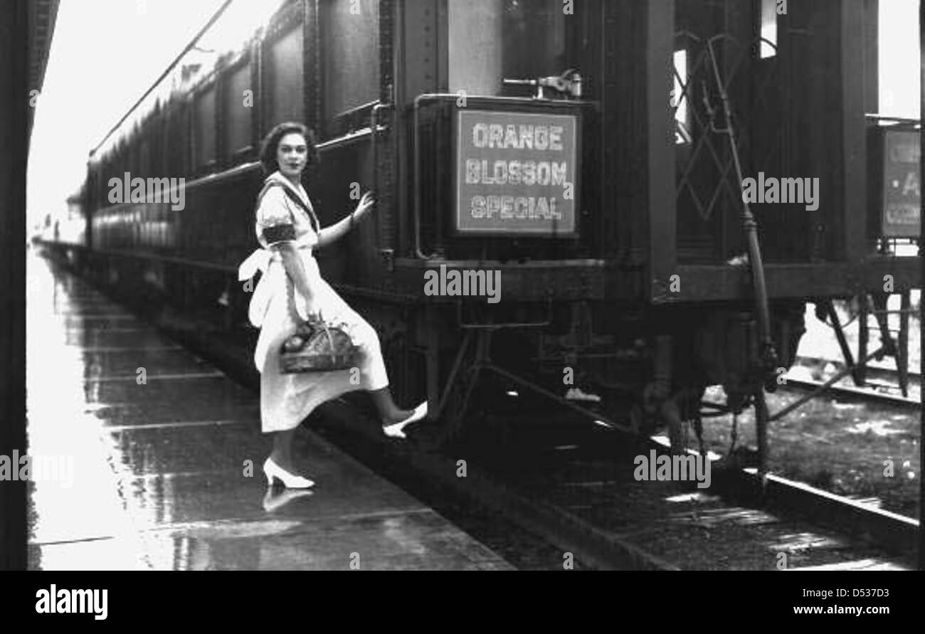 Une femme non identifiée monte à bord du train Orange Blossom Special à Sebring, en Floride. Le train, symbole du voyage de luxe, reflète l'importance historique du transport ferroviaire en Floride. Banque D'Images