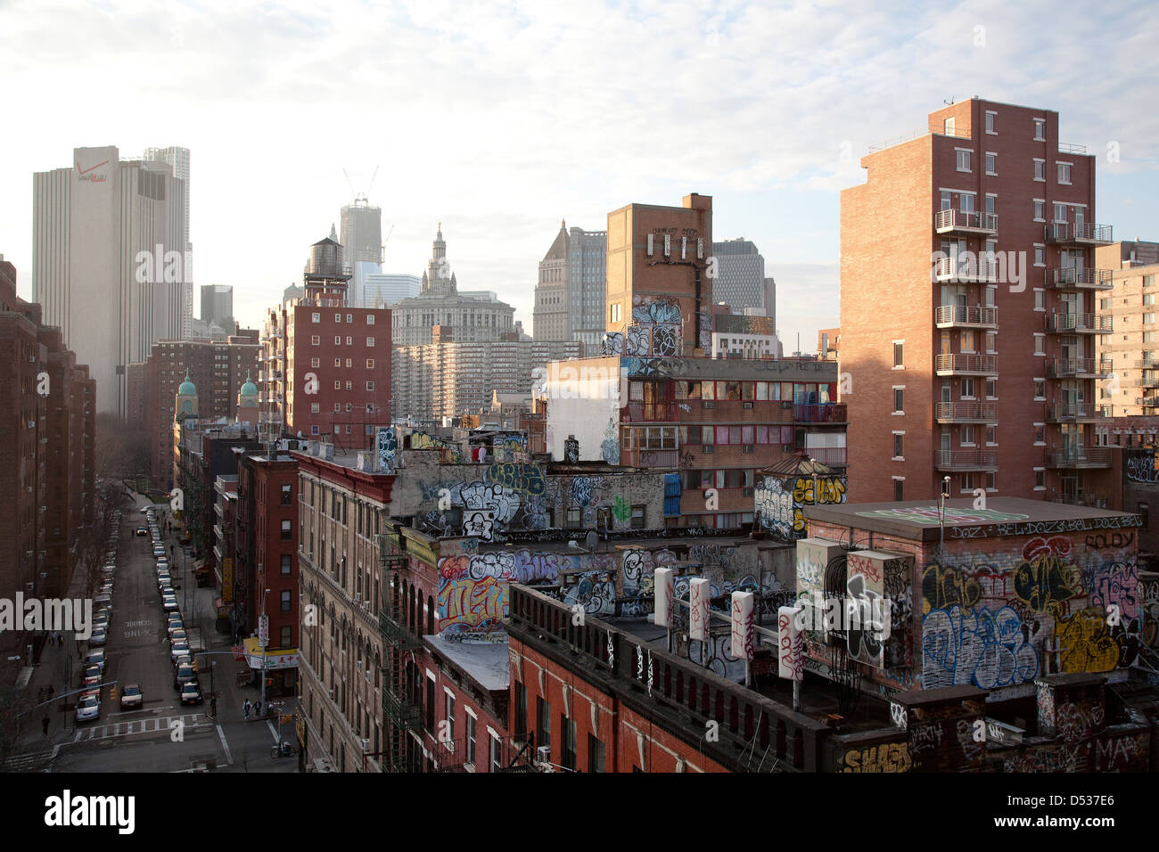 La ville de New York, USA), route et maisons à deux ponts quartier dans Manhattan Banque D'Images