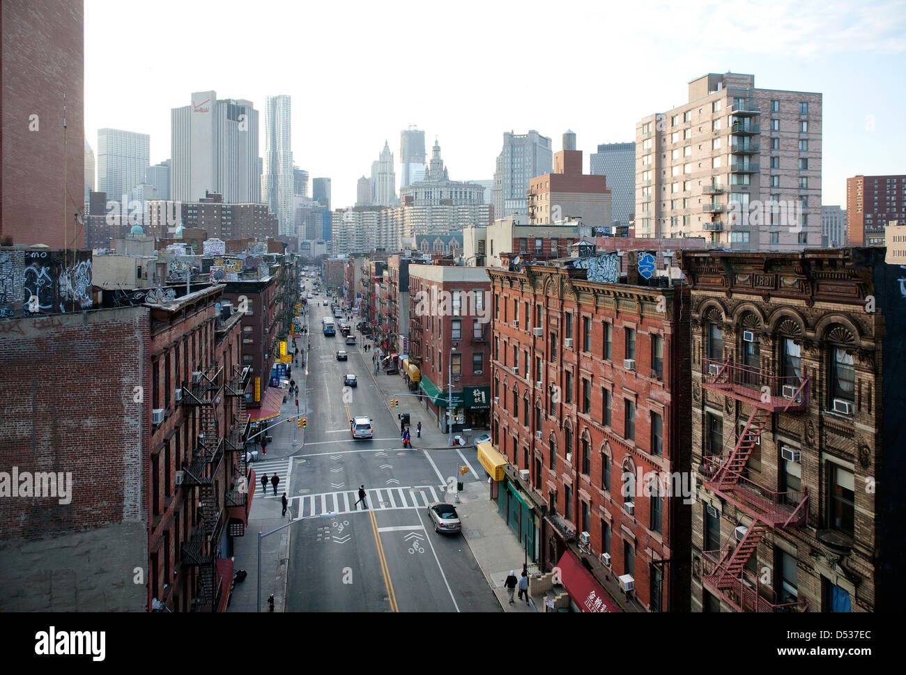 La ville de New York, USA), route et maisons à deux ponts quartier dans Manhattan Banque D'Images