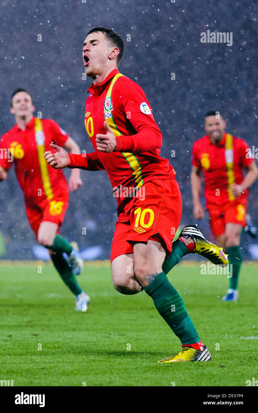 Glasgow, Ecosse, Royaume-Uni. 22 mars 2013. Aaron Ramsey de notation de célébrer l'égaliseur de l'endroit lors de la Coupe du Monde 2014 GROUPE A Qualifing match entre l'Ecosse et au Pays de Galles à Hampden Park Stadium. Crédit : Colin Lunn / Alamy Live News Banque D'Images
