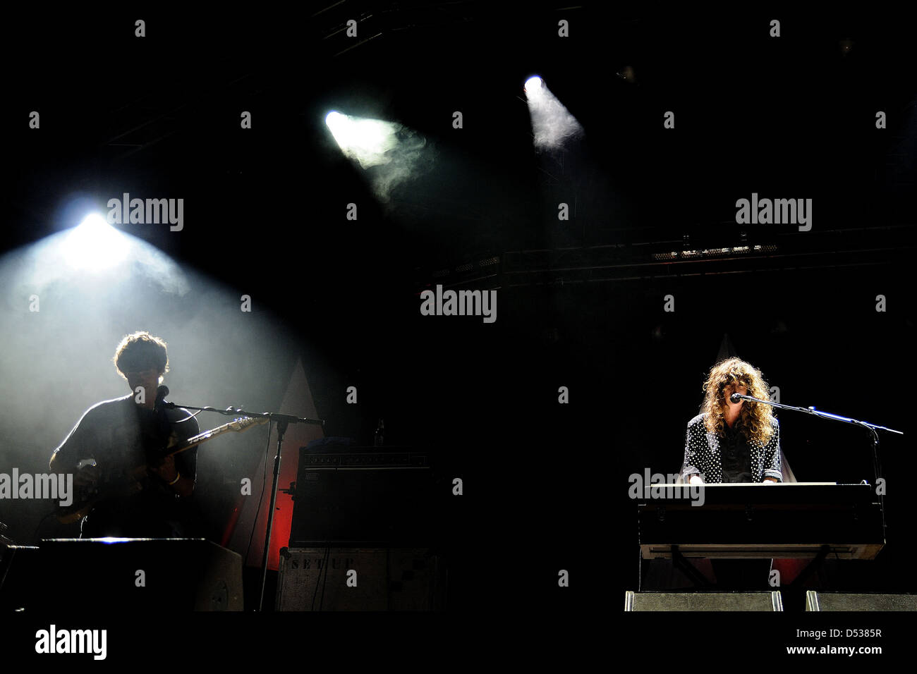 Barcelone, Espagne - 28 juillet : Beach House band fonctionne à Poble Espanyol le 28 juillet 2011 à Barcelone, Espagne. Banque D'Images