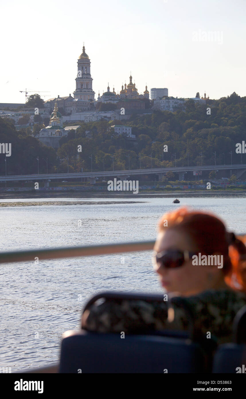 Kiev, Ukraine, jeune femme avec une excursion en bateau sur le Dniepr Banque D'Images