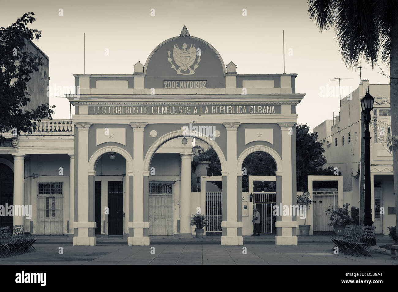 Cuba, Cienfuegos, Cienfuegos Province, Parque Jose Marti, Arco de Triunfo arch, matin Banque D'Images