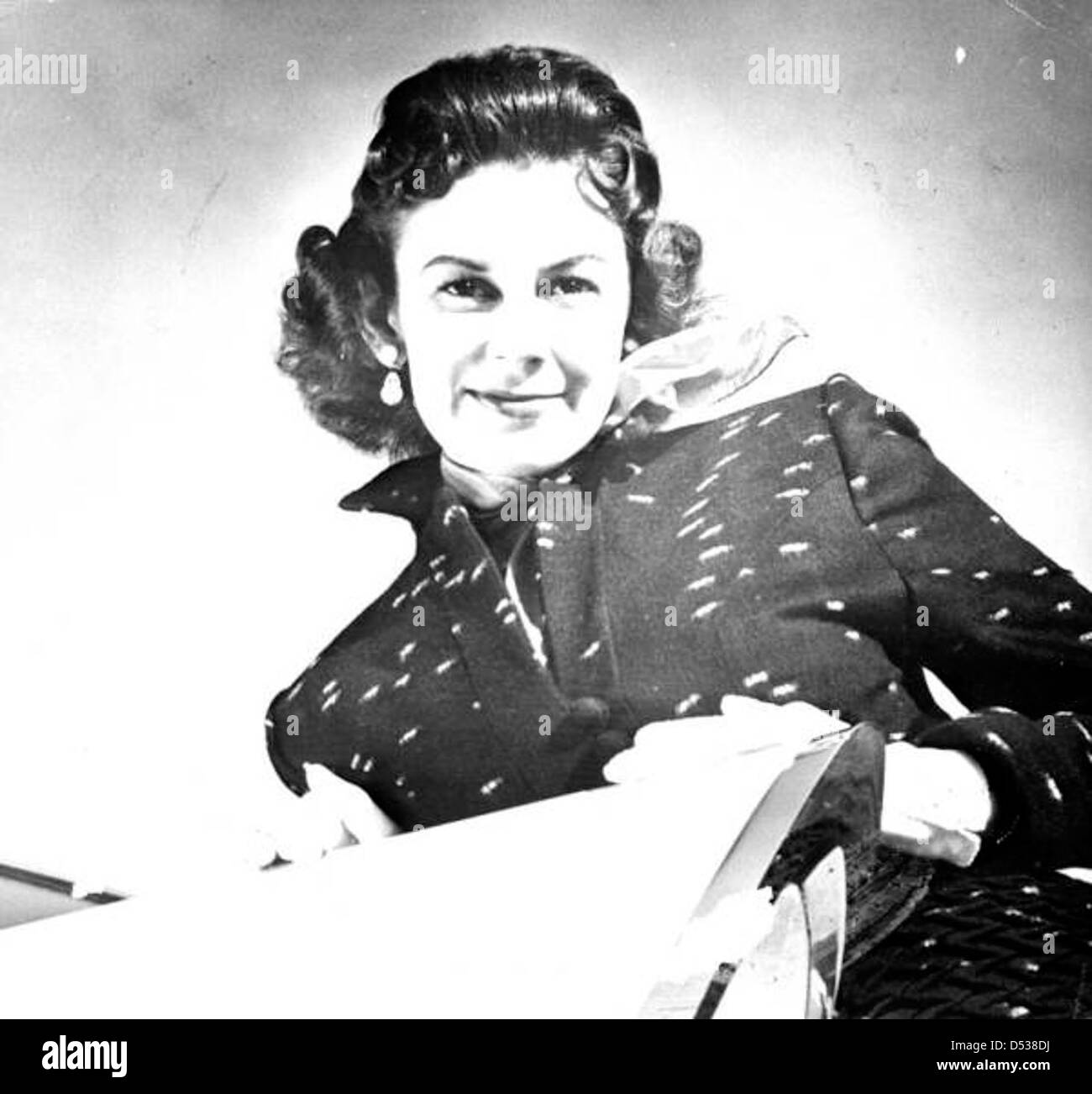 Betty Skelton Frankman, plus tard connue sous le nom de Betty Skelton Erde, était aviatrice, détentrice d'un record de vitesse terrestre et pilote NASCAR. Cette photo des années 1950 célèbre ses réalisations dans l’aviation et les sports mécaniques. Banque D'Images