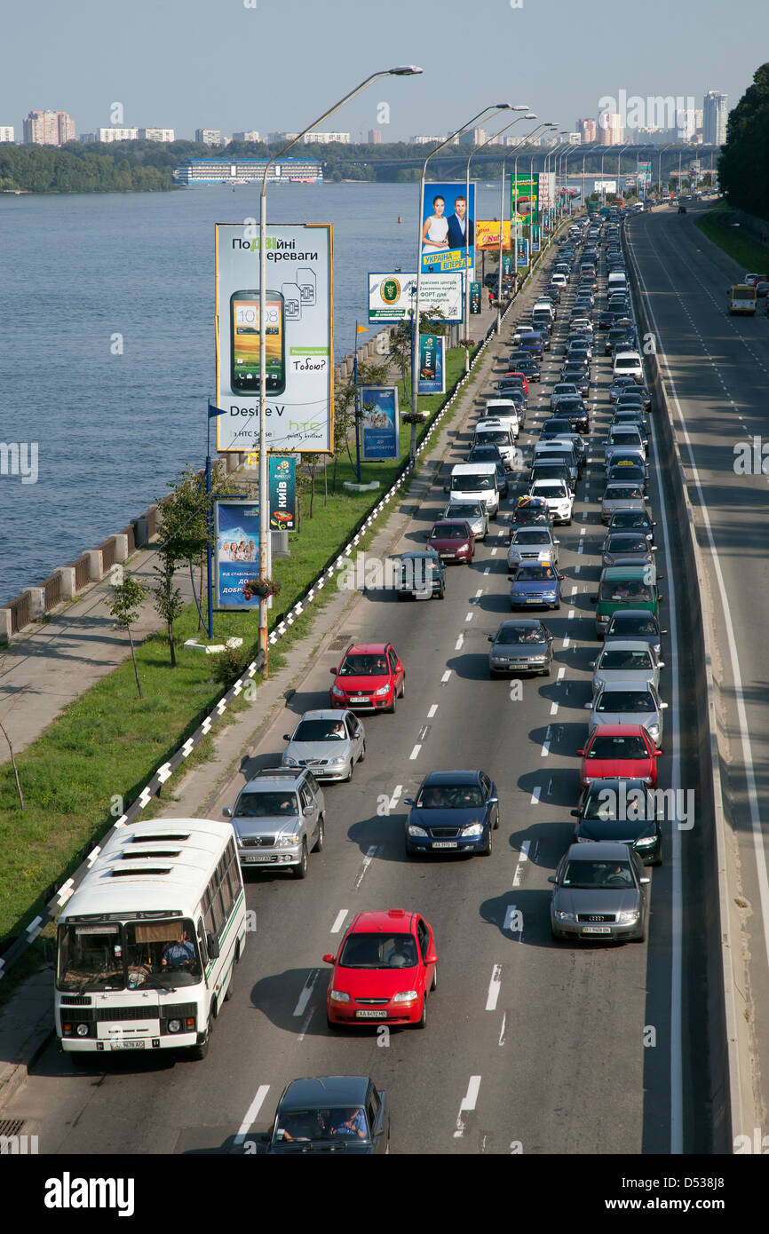 Kiev, Ukraine, la congestion du trafic dans la ville par le fleuve Dniepr Banque D'Images