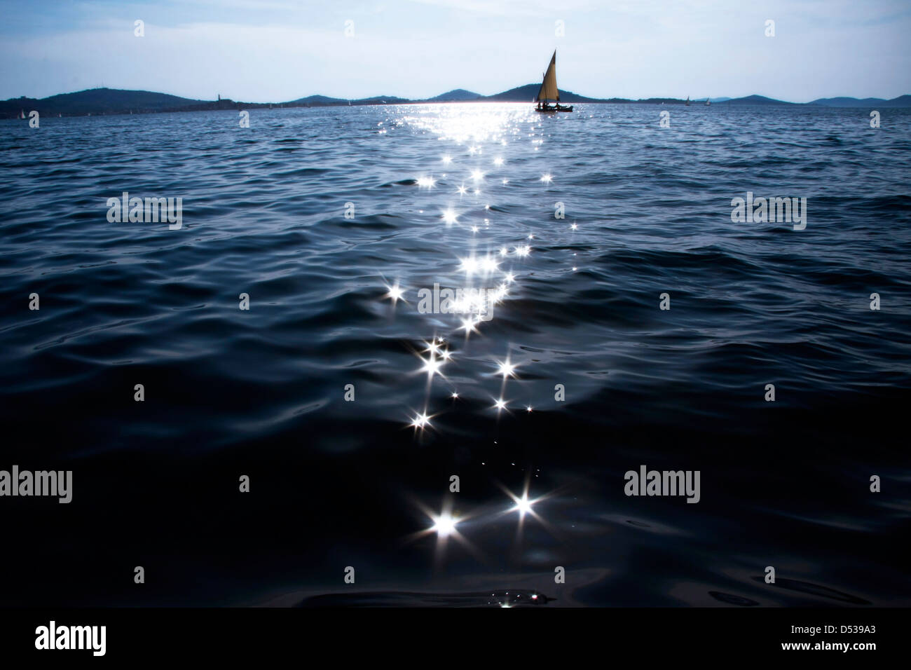 Voilier sur horizon Banque D'Images