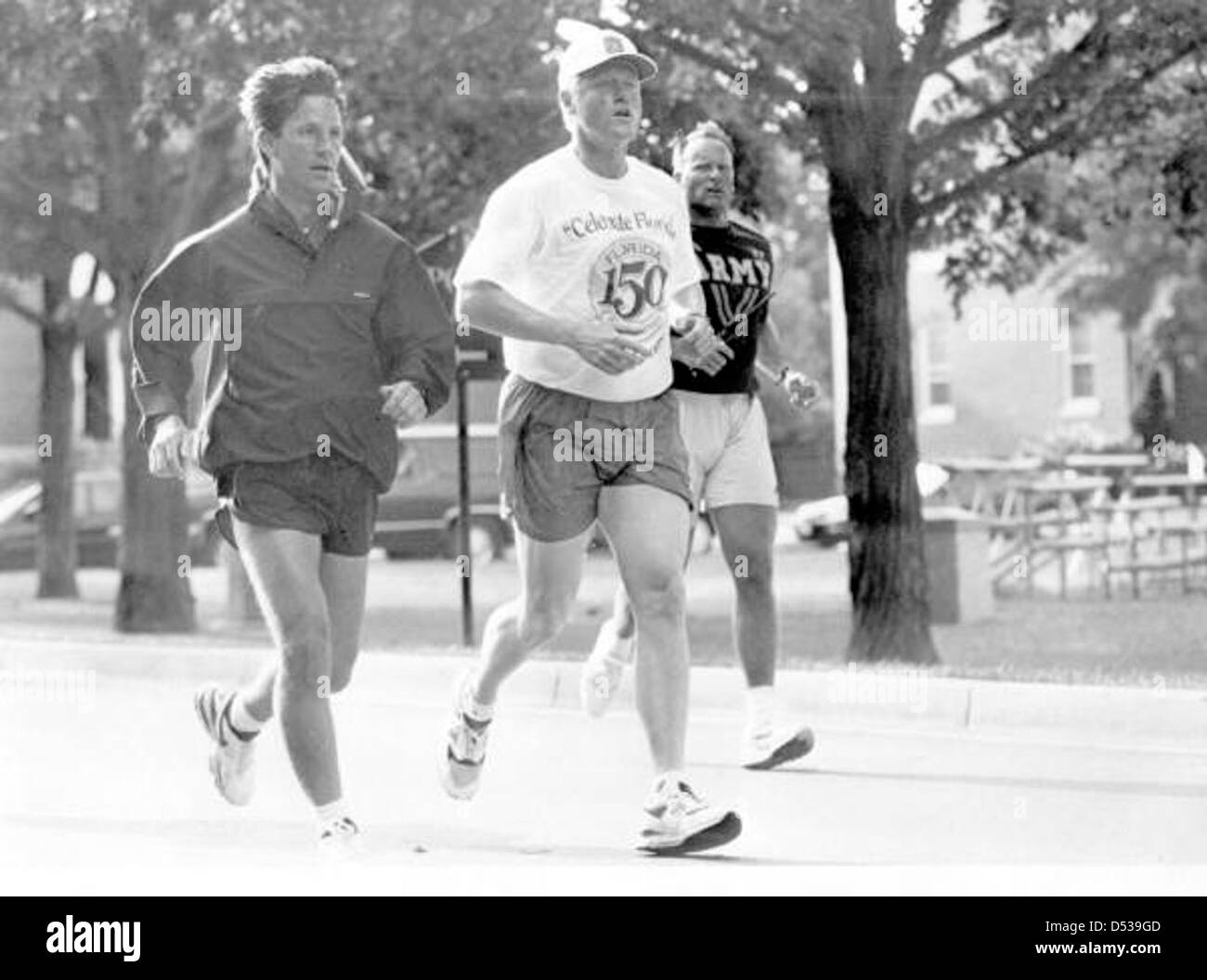 Le président Bill Clinton le jogging, tout en portant un T-shirt du 150e  anniversaire de la Floride : Washington, D.C Photo Stock - Alamy