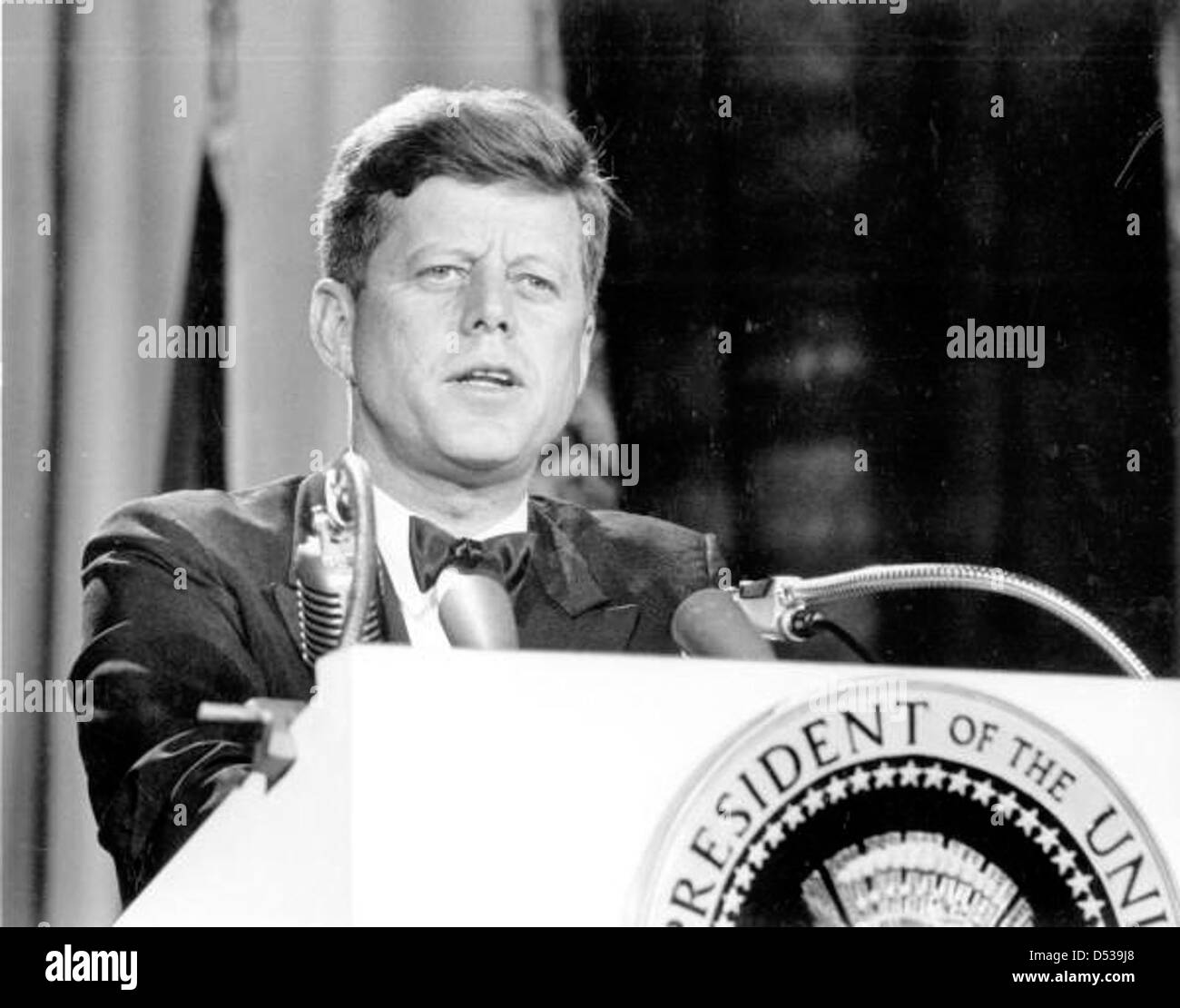 Le président John F. Kennedy prononce un discours à Miami, en Floride. L'image capture un moment charnière dans l'histoire des États-Unis lors de la visite de Kennedy en Floride. Banque D'Images Le président John F. Kennedy prononce un discours à Miami, en Floride. L'image capture un moment charnière dans l'histoire des États-Unis lors de la visite de Kennedy en Floride. Banque D'Images