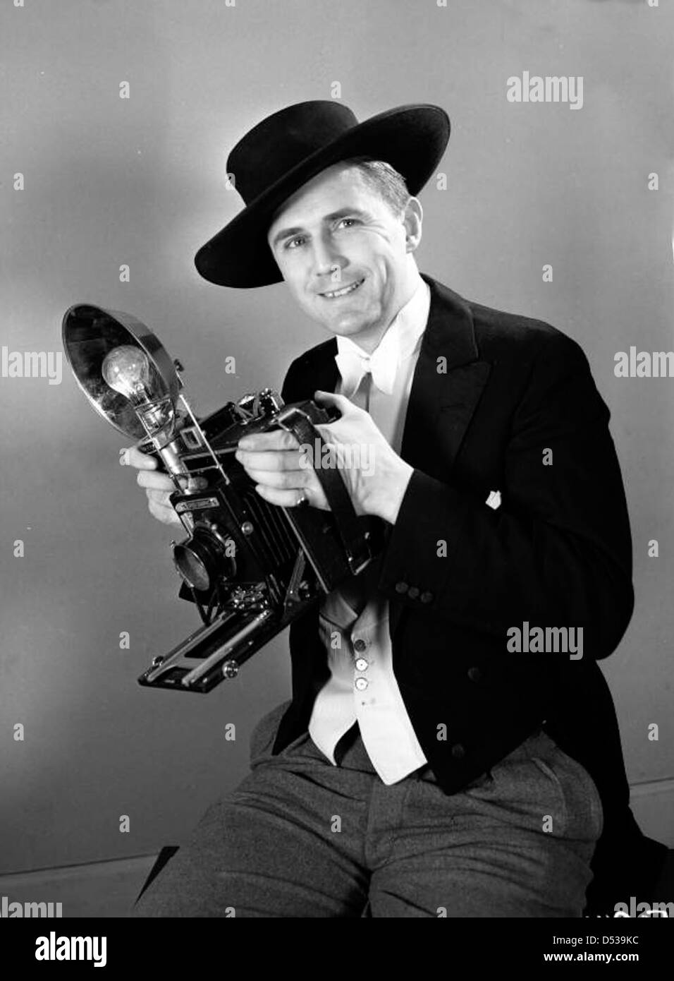 Joseph Janney Steinmetz est photographié pour la chronique Pictures du magazine LIFE à Philadelphie, en Pennsylvanie. Le portrait met en valeur le travail de Steinmetz en tant que photographe. Banque D'Images