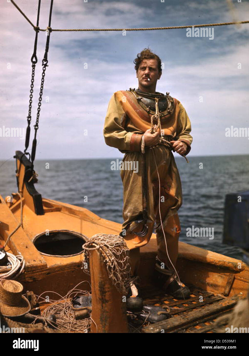 John Gonatos, plongeur d'éponges, photographié ici à Tarpon Springs, en Floride, met en évidence l'importante communauté gréco-américaine de la région et l'industrie de l'éponge. La photo fait partie de la collection Joseph Janney Steinmetz et capture la culture de travail unique des plongeurs éponges. Banque D'Images