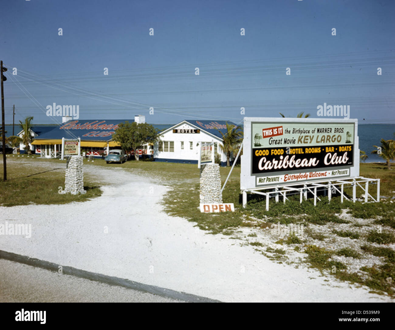 Le Caribbean Club de Key Largo, en Floride, un lieu historique célèbre pour son association avec Humphrey Bogart et Lauren Bacall, a figuré dans le film de 1948 'Key Largo'. Il est situé dans le comté de Monroe et est un endroit populaire pour les touristes. Le site fait partie de la collection Joseph Janney Steinmetz, qui présente des aspects historiques importants de la culture et de l’histoire du cinéma de Floride. Banque D'Images