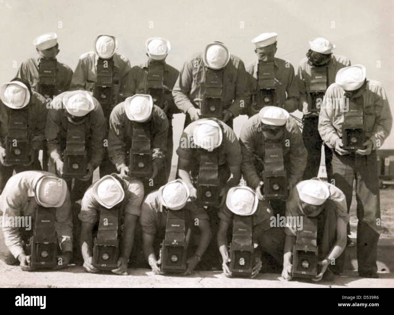 Les élèves de l'école de photographie navale sont vus avec des appareils Graflex à la base aérienne navale de Pensacola, capturant des moments d'entraînement militaire pendant la seconde Guerre mondiale L'image fait partie de la collection Joseph Janney Steinmetz. Banque D'Images