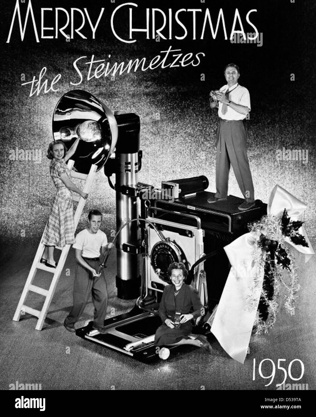 La carte de Noël familiale Steinmetz de 1950 capture un moment de vacances à Sarasota, en Floride. La carte présente Bill Steinmetz, Joe Steinmetz et lois Steinmetz, offrant un aperçu de la célébration de leur famille. Cette image fait partie de la collection Joseph Janney Steinmetz, qui documente la vie familiale et les traditions des années 1950 Banque D'Images