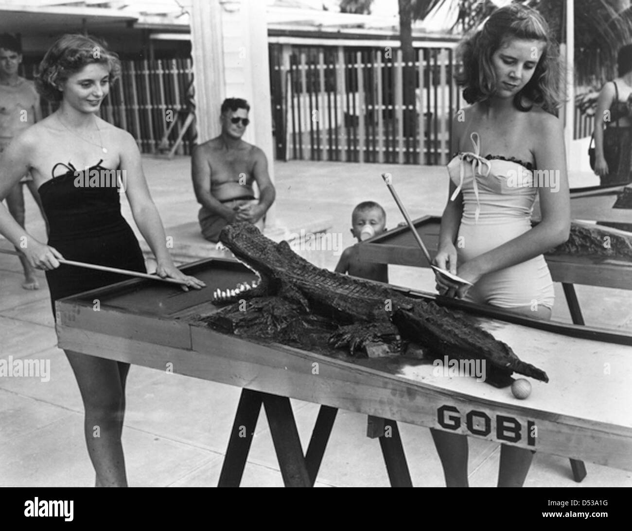 Teresa Sudol et JoAnn Croak jouent à Gobi sur la plage de Lido, Sarasota, en Floride, dans les années 1940 L'image capture un moment de loisirs en plein air et de plaisir, mettant en vedette les deux jeunes femmes en maillots de bain sans bretelles, qui font partie de la collection Joseph Janney Steinmetz à la State Library and Archives of Florida. Banque D'Images