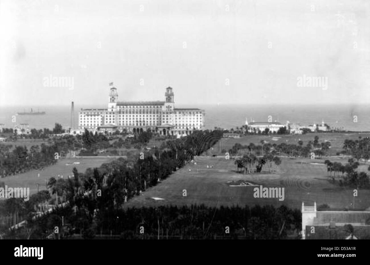 Les parcours de golf de l'hôtel Breakers à Palm Beach, en Floride, sont visibles sur cette photographie des années 1920. L'hôtel, monument historique et station balnéaire, était une destination populaire pour les riches et est associé à l'industriel Henry Flagler. Banque D'Images Les parcours de golf de l'hôtel Breakers à Palm Beach, en Floride, sont visibles sur cette photographie des années 1920. L'hôtel, monument historique et station balnéaire, était une destination populaire pour les riches et est associé à l'industriel Henry Flagler. Banque D'Images