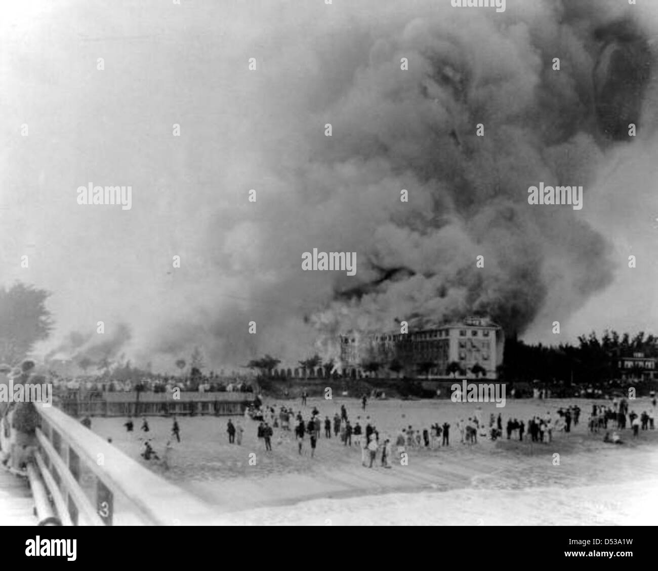 Une photographie montrant l'hôtel Breakers à Palm Beach, Floride, en feu. Cet hôtel historique, construit par Henry Flagler, est un point de repère important dans la région. L'image, qui fait partie de la collection de référence de la Bibliothèque d'État et des Archives de Floride, représente un moment dramatique dans l'histoire de l'hôtel. Banque D'Images Une photographie montrant l'hôtel Breakers à Palm Beach, Floride, en feu. Cet hôtel historique, construit par Henry Flagler, est un point de repère important dans la région. L'image, qui fait partie de la collection de référence de la Bibliothèque d'État et des Archives de Floride, représente un moment dramatique dans l'histoire de l'hôtel. Banque D'Images