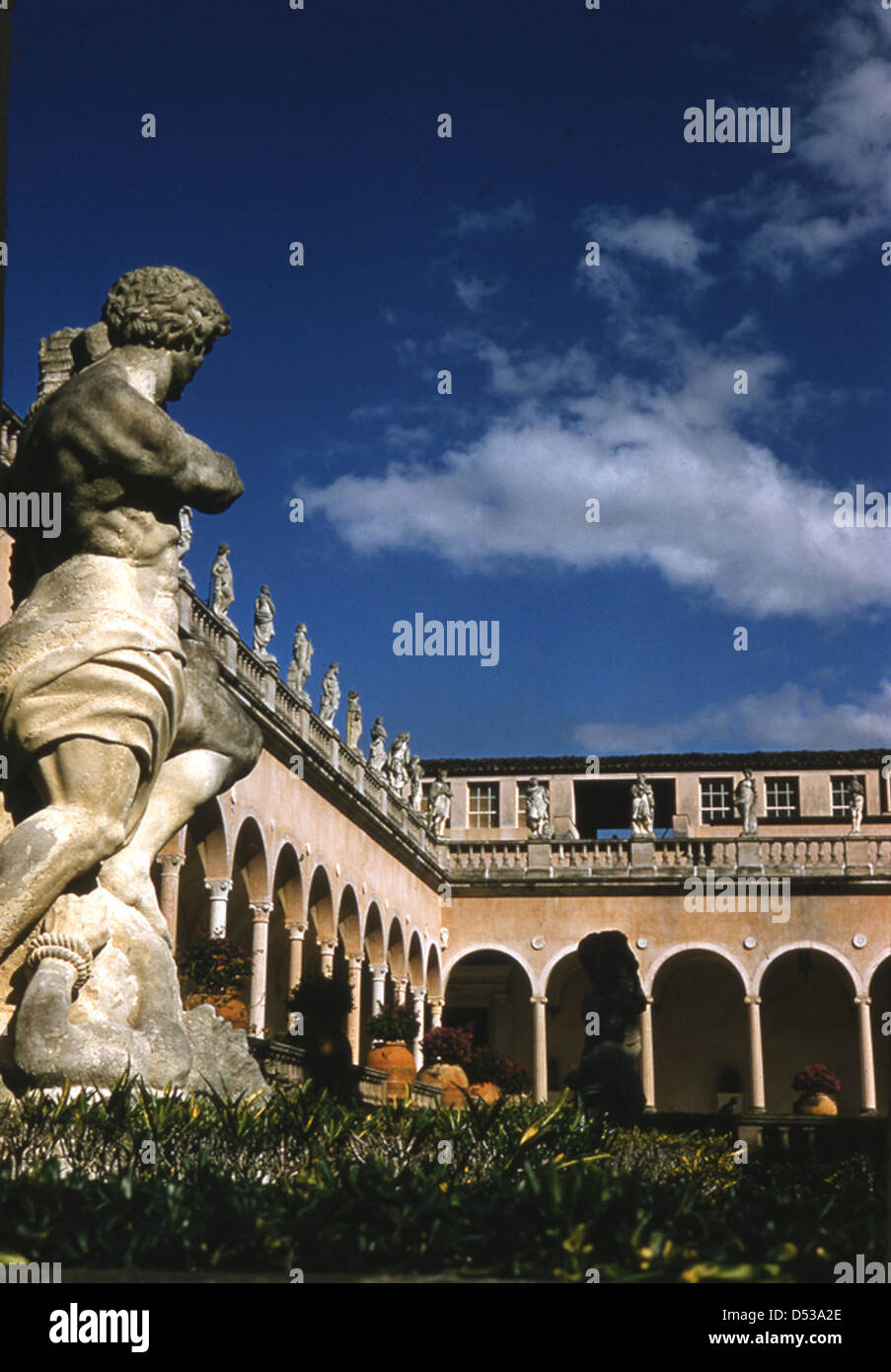 La cour du John and Mable Ringling Museum of Art à Sarasota, en Floride, présente des statues classiques, des arches et des jardins méticuleusement conçus. Le superbe espace extérieur du musée, qui fait partie de la collection Joseph Janney Steinmetz, est un point central du paysage culturel de Sarasota. Banque D'Images