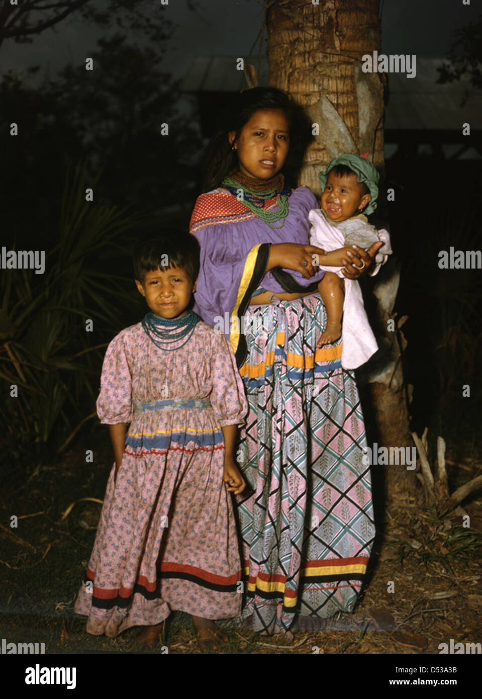 Une photo similaire d'une mère Séminole et d'enfants à la réserve indienne Séminole de Brighton en Floride, reflétant la vie dans la réserve et les structures familiales traditionnelles. Banque D'Images