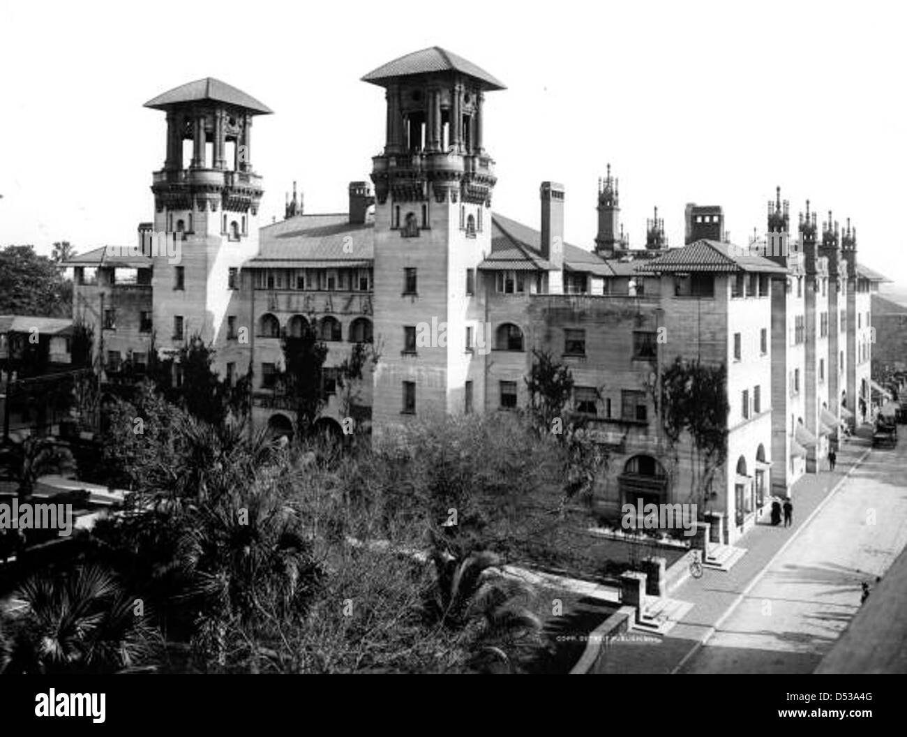 L'hôtel Alcazar à Augustine, Floride, photographié dans les années 1910 Monument construit par Henry M. Flagler, l'hôtel abrite aujourd'hui le musée Lightner. L'image fait partie de la collection de la State Library and Archives of Florida, mettant en valeur l'architecture et le tourisme du début du XXe siècle à Augustine. Banque D'Images L'hôtel Alcazar à Augustine, Floride, photographié dans les années 1910 Monument construit par Henry M. Flagler, l'hôtel abrite aujourd'hui le musée Lightner. L'image fait partie de la collection de la State Library and Archives of Florida, mettant en valeur l'architecture et le tourisme du début du XXe siècle à Augustine. Banque D'Images