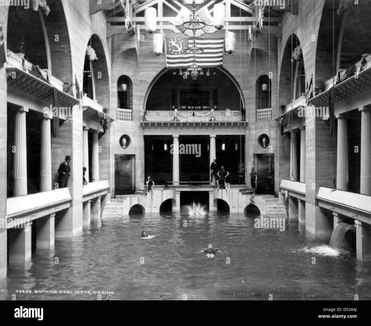 La piscine du casino de l'hôtel Alcazar, située à Augustine, en Floride, est illustrée sur cette photo du début du XXe siècle. L'image met en valeur l'opulence de l'hôtel Henry Flagler et sa place dans le développement historique de la Maison Augustine. Banque D'Images La piscine du casino de l'hôtel Alcazar, située à Augustine, en Floride, est illustrée sur cette photo du début du XXe siècle. L'image met en valeur l'opulence de l'hôtel Henry Flagler et sa place dans le développement historique de la Maison Augustine. Banque D'Images