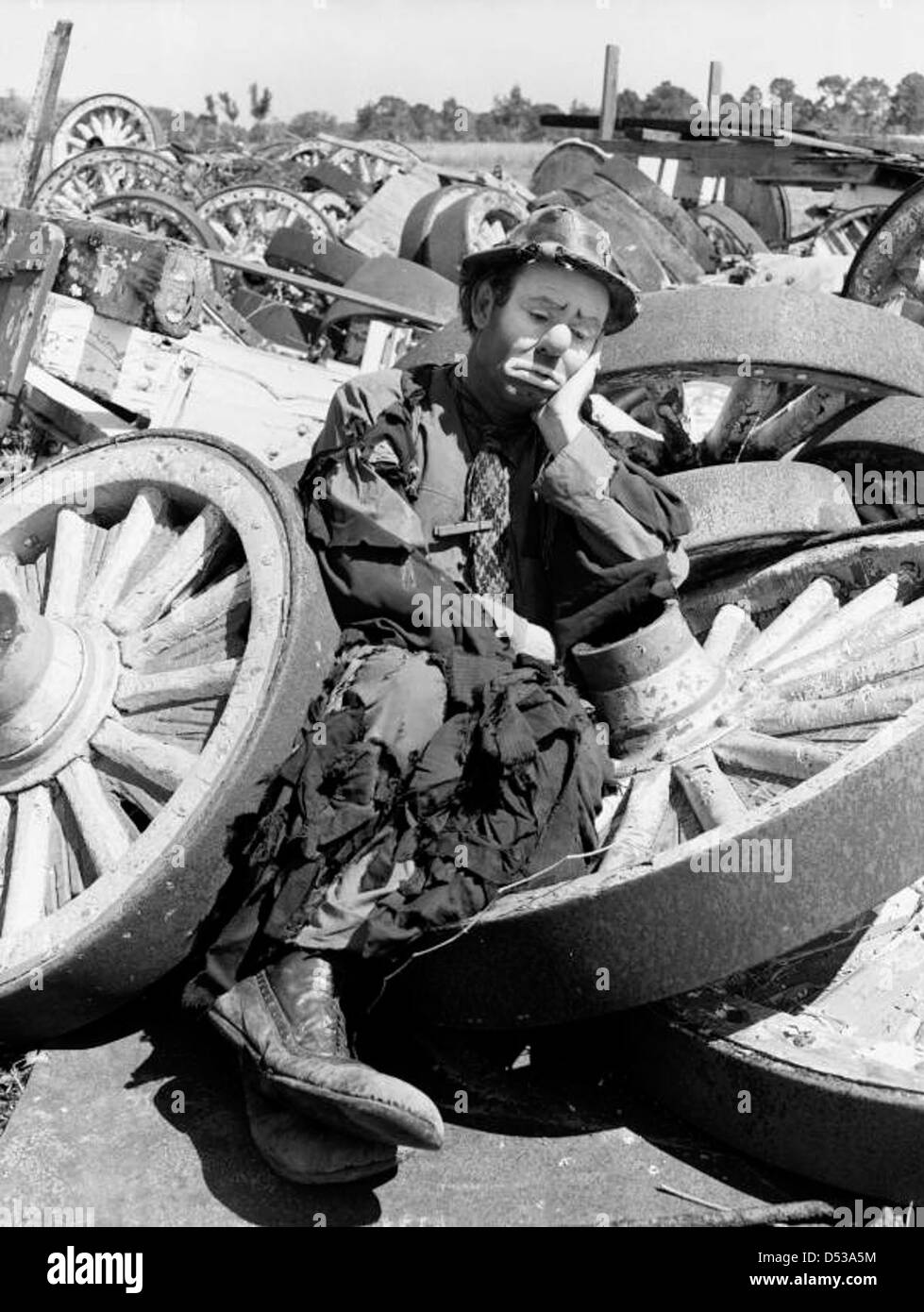 Emmett Kelly, l'emblématique clown Ringling Circus connu pour son personnage de « Willie fatigué », est photographié en train de se produire à Sarasota, en Floride. Cette image fait partie de la collection Joseph Janney Steinmetz. Banque D'Images