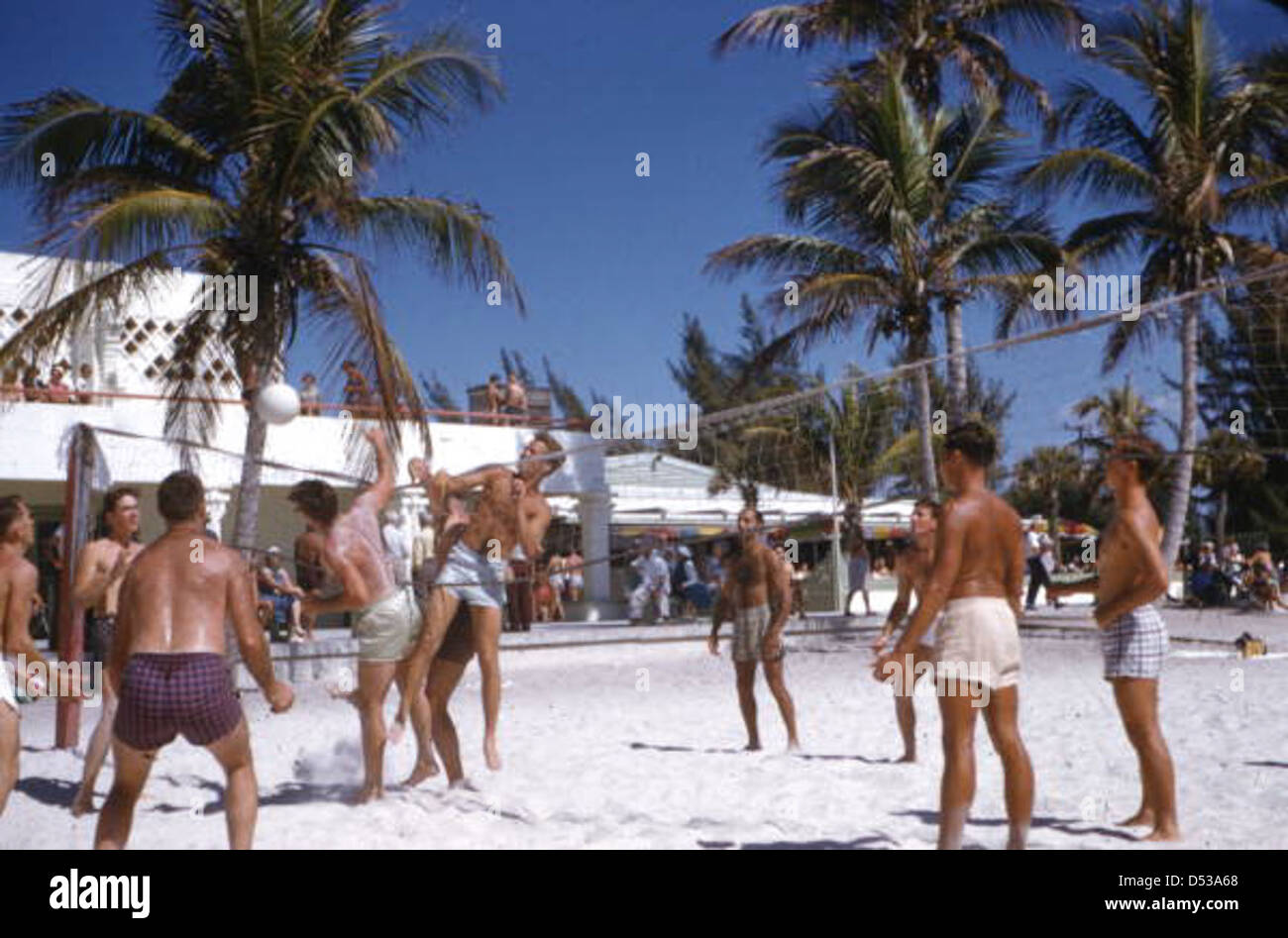 De jeunes hommes jouent au Beach volley au Lido Beach Municipal Casino à Sarasota, en Floride. Cette image de la collection Joseph Janney Steinmetz met en valeur les loisirs de plein air. Banque D'Images