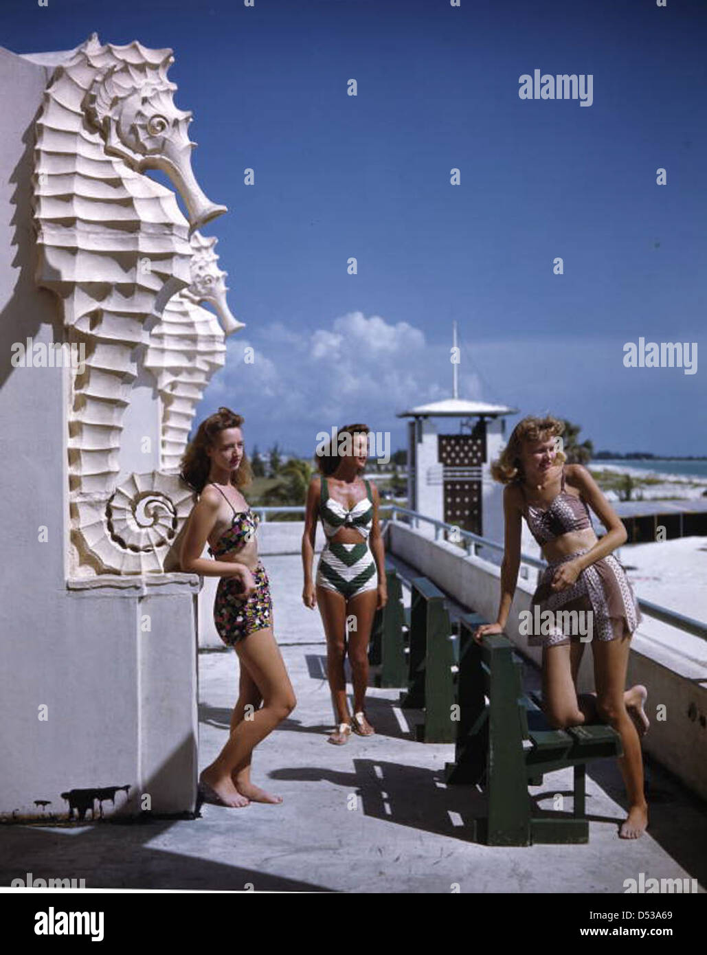 Les jeunes femmes se rassemblent au casino municipal de Lido Beach à Sarasota, en Floride. L'image, capturée par Joseph Janney Steinmetz, les montre profiter du plein air sur une plage bien en vue dans le comté de Sarasota. Banque D'Images