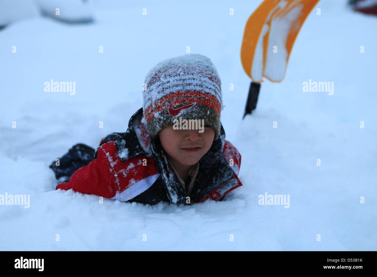 Les enfants jouent dans la neige en Ontario, Canada Banque D'Images