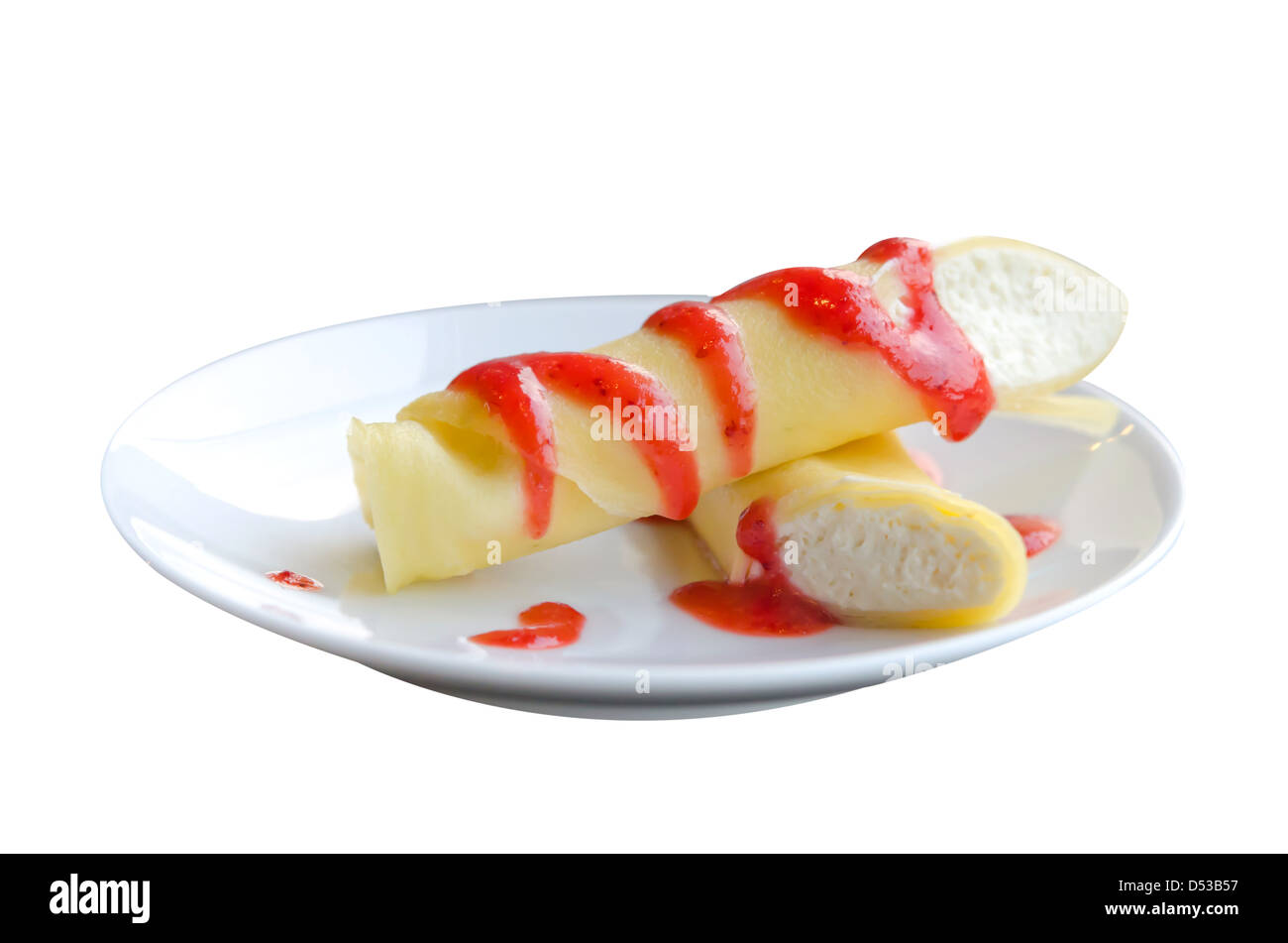 Dessert avec le sirop de fraises et crème , le rouleau de crêpes sur fond blanc Banque D'Images
