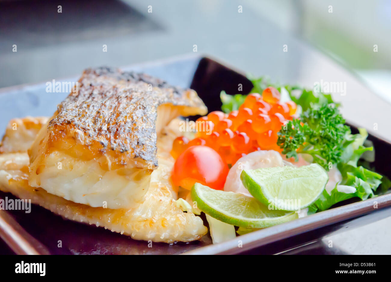 La morue grillée japonais et une salade fraîche avec des oeufs de poisson Banque D'Images