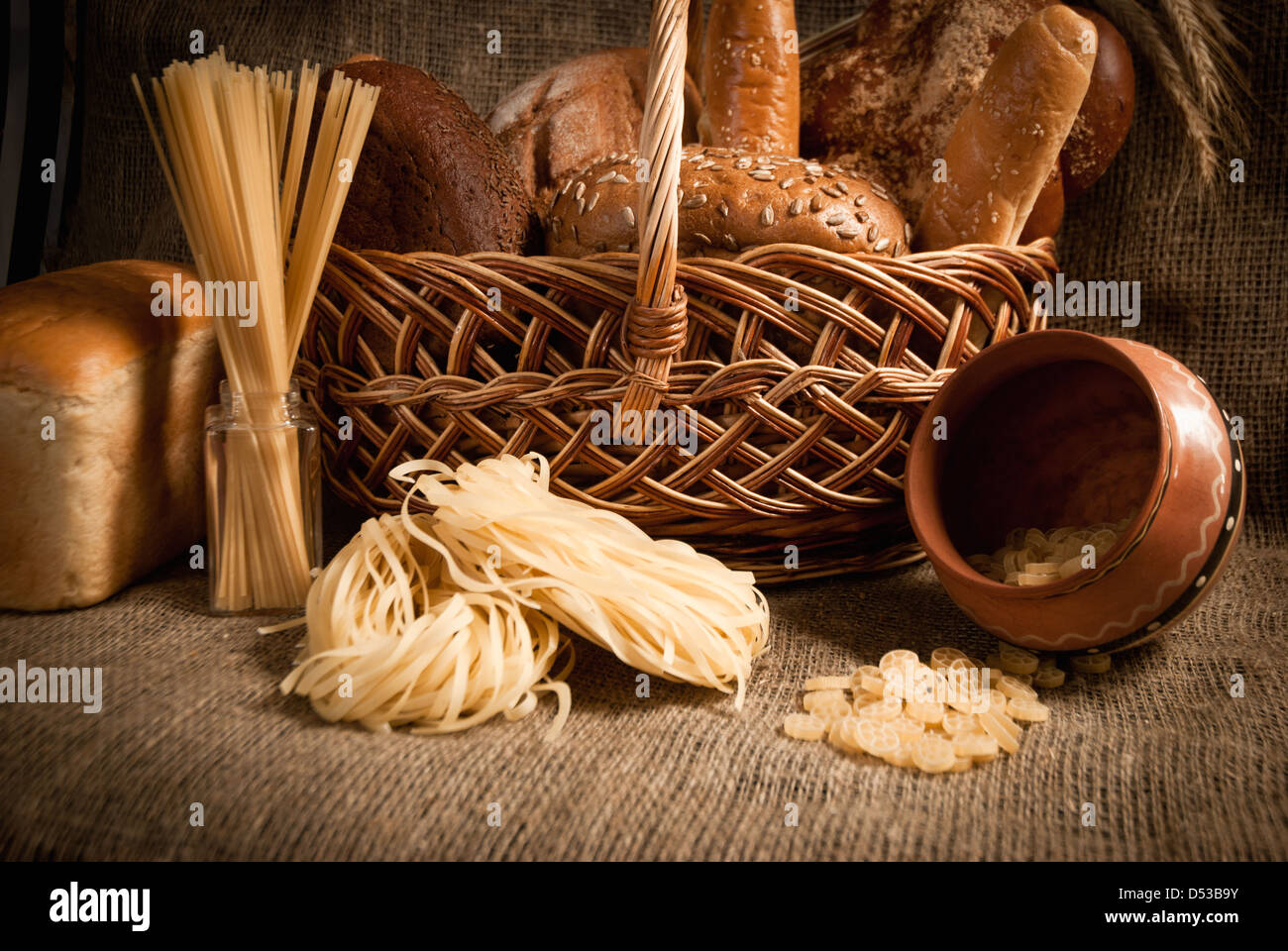 Bon repas avec du pain et céréales Banque D'Images