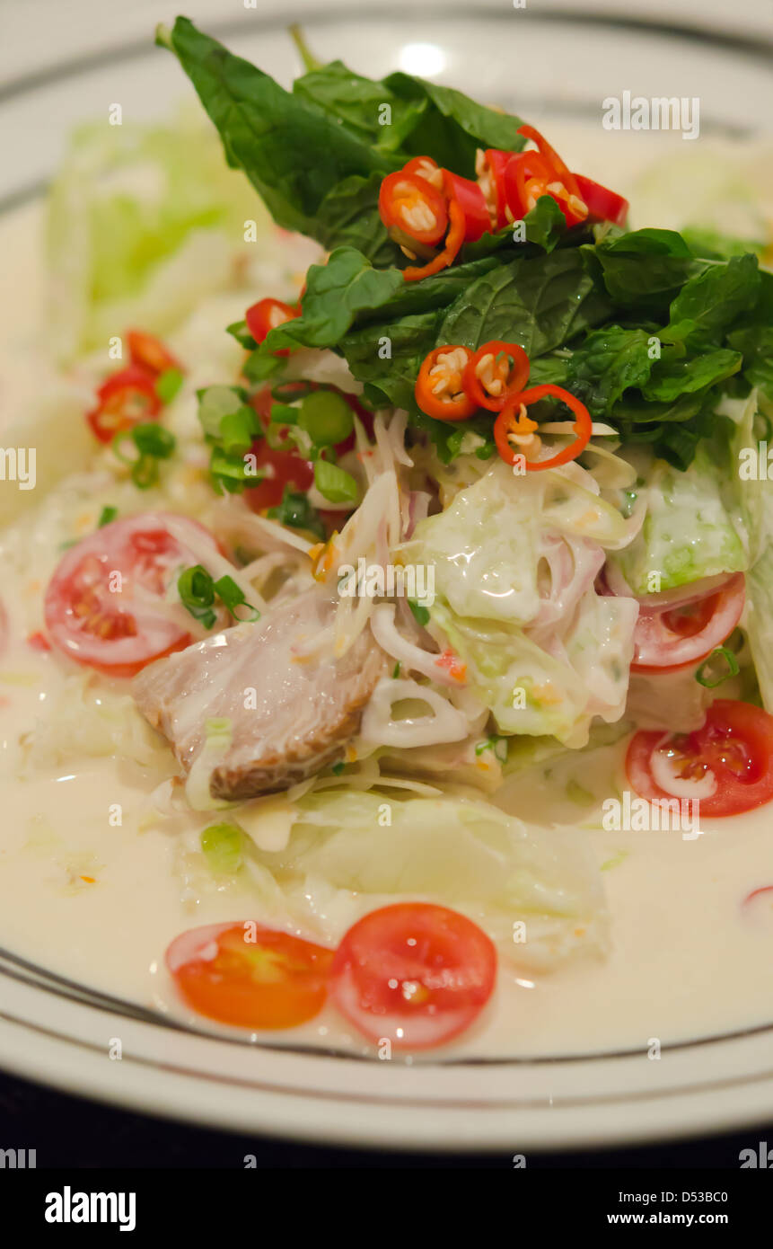 Salade épicée faite avec le porc rôti et légumes frais Banque D'Images