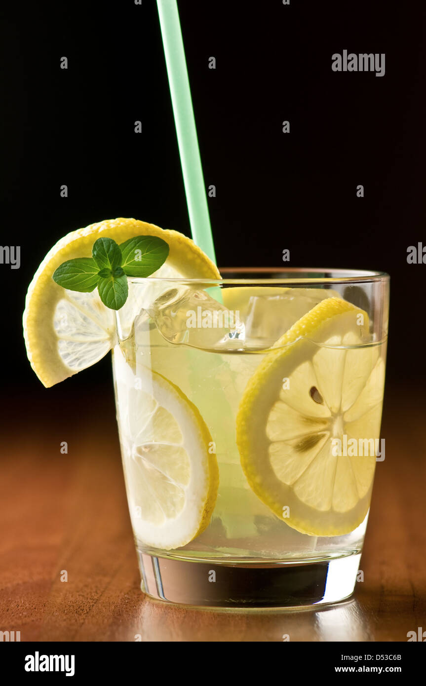 La limonade avec tube bleu closeup Banque D'Images